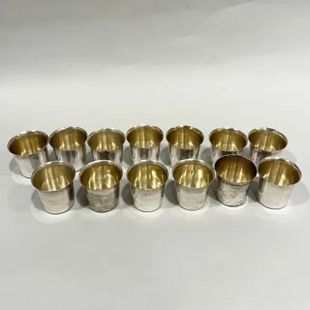13 Bägare, höjd: 4,5cm, bredd: 4,5cm, bucklor, gravyr, silver 830/1000 Vikt: 337,7 g