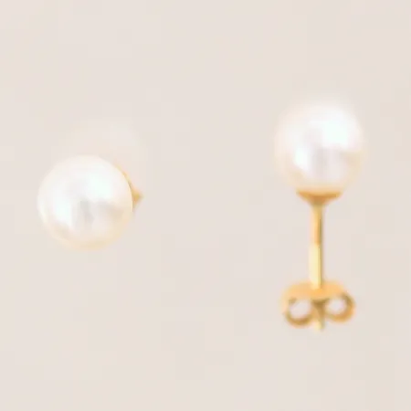 Ett par örhängen med odlade pärlor, Ø6,2mm, 18K  Vikt: 0,9 g