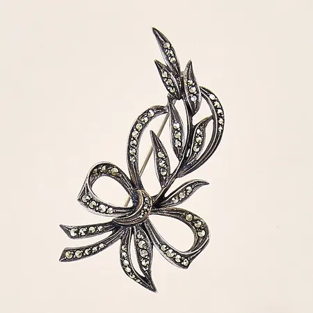 Brosch med markasiter, längd: 55mm, bredd: 2,6-28,3mm, silver 830/1000 Vikt: 8,6 g