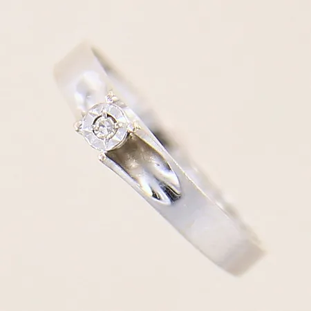 Ring med diamant ca 0,005ct, stl: 17¾, bredd: 1,8-3,5mm, vitguld, 18K  Vikt: 1,8 g