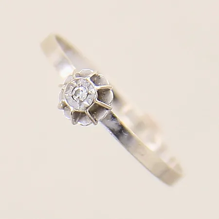 Ring med diamant ca 0,005ct, stl: 18, bredd: 1,6-5,1mm, vitguld, 18K  Vikt: 1,1 g