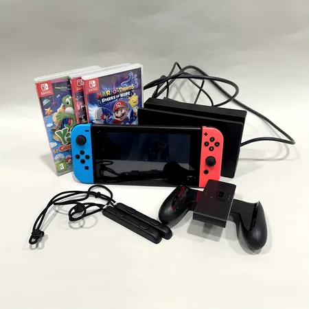 Spelkonsol Nintendo Switch, modell: HAC-001 (01), laddare, 2 kontroller, tre spel medföljer (Mariokart, Yashis, Mario + Rabbids,), bruksslitage.  Skickas med postpaket.