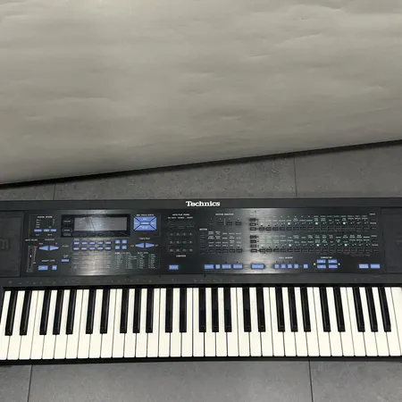Synthesizer Keyboard Technics, modell: SX-AX7, serie-nr: 489A4333, med strömkabel, 36 tangenter, längd 103cm, fodral saknas, repor, fläckar, bruksslitage, inga övriga tillbehör Specialfrakt, kontakta pantbankskontoret för mer information.