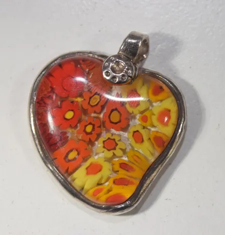 Handgjord hänge / glas ,  längd 3,2 x 3,2 cm , silver  Vikt: 0 g