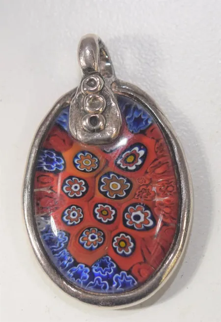 Handgjord hänge /glas ,  längd 4,5 x 2,8 cm  Vikt: 15 g