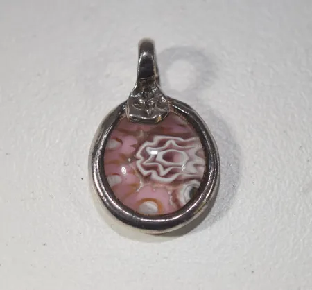 Handgjord hänge /glas , längd  2,5 x 1,7 cm , silver  Vikt: 4,8 g