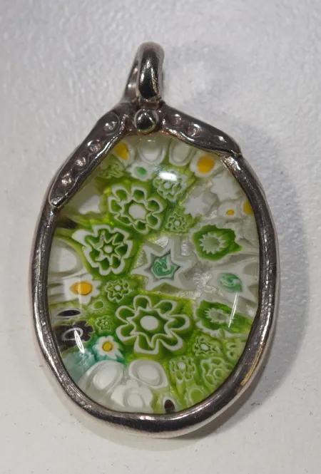 Handgjord hänge /glas, längd 4,5 x 2,8 cm , silver Vikt: 15,2 g