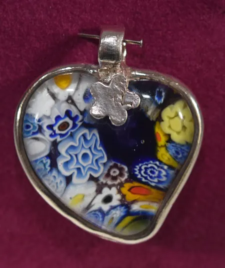 Handgjord hänge /glas, längd  3,5 x 3 cm , silver  Vikt: 11,9 g