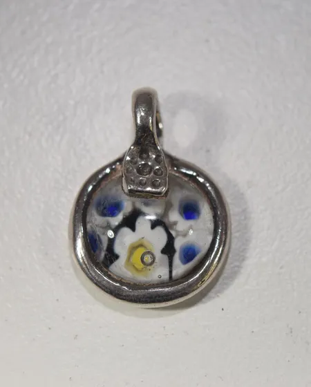 Handgjord hänge /glas, 2,5 x 1,9 cm , silver Vikt: 5 g