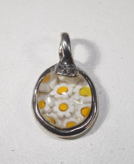 Handgjord hänge /glas,  längd 2,5 x 1,6 cm ,silver Vikt: 4 g