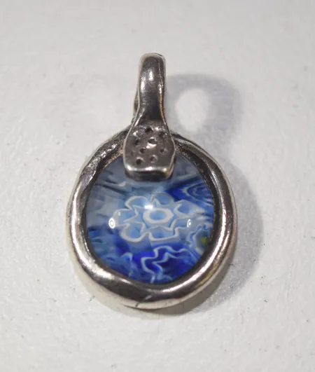 Handgjord hänge /glas,  längd 2,7 x 1,7 cm , silver Vikt: 5,2 g