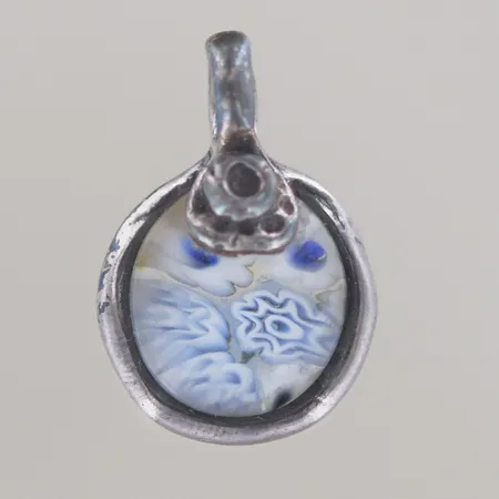 Handgjord hänge /glas, längd  2,5 x 1,7 cm , silver  Vikt: 4,4 g