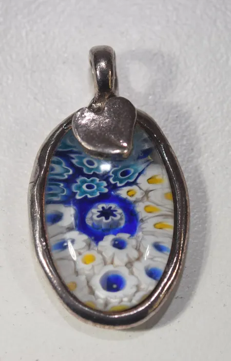 Handgjord hänge /glas,  3,8 x 2 cm , silver Vikt: 9,8 g