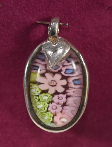 Handgjord hänge /glas,  3,8 x 2 cm , silver Vikt: 9,9 g