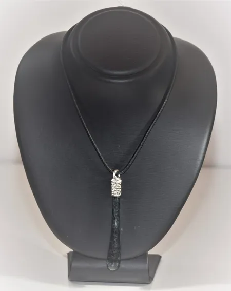 Halskedja hänge glas/silver/skinn, längd  9,5 cm med 1 läderhalsband L 43 cm Vikt: 0 g