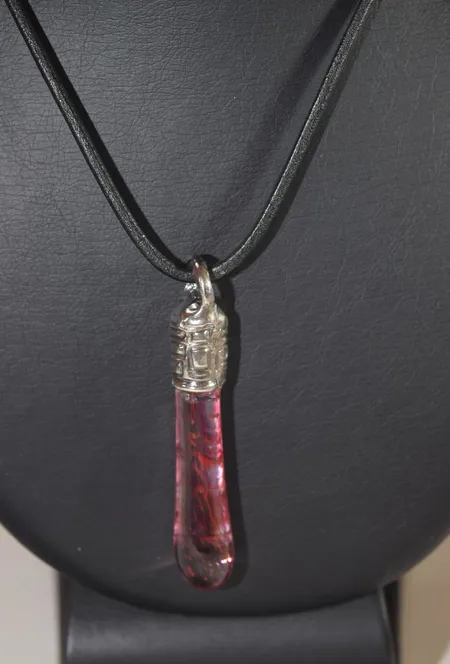Handgjord hänge glas/silver/skinn ,   längd 7,5 cm med 1 läderhalsband längd 44 cm Vikt: 0 g