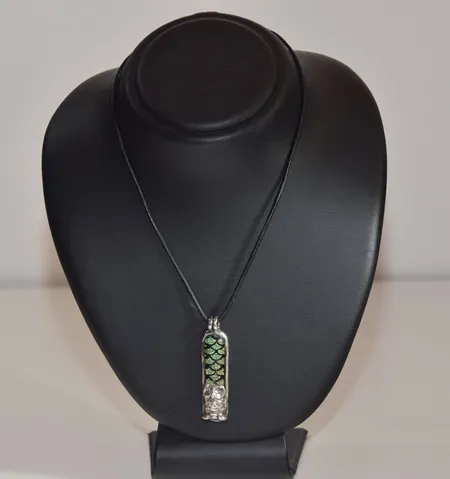 1 handgjord hänge glas/silver/skinn,  längd  6 cm med 1 läderhalsband längd  46 cm Vikt: 0 g