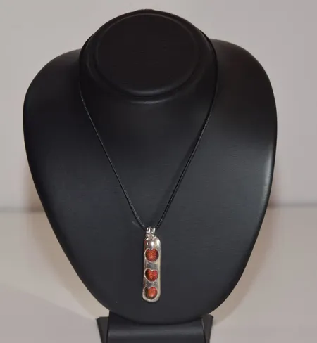 Handgjord hänge glas/silver/skinn , längd 5,8 cm med 1 läderhalsband längd  45 cm Vikt: 0 g