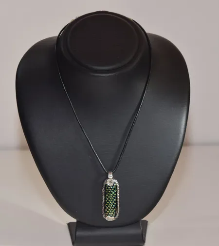Handgjord hänge glas/silver/skinn,  längd  5,7 cm med 1 läderhalsband längd  47 cm Vikt: 0 g