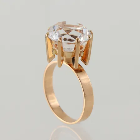 Ring med syntetisk spinell, K&EC Göteborg 1970, storlek 18 ¾ mm, bredd 3.5-14.3 mm, 18k. Vikt: 8,6 g