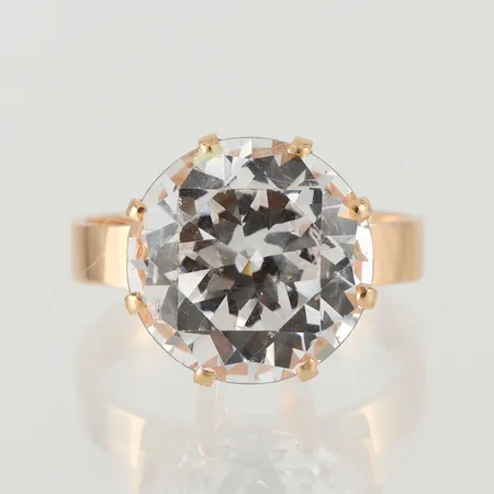 Ring med syntetisk spinell, K&EC Göteborg 1970, storlek 18 ¾ mm, bredd 3.5-14.3 mm, 18k. Vikt: 8,6 g