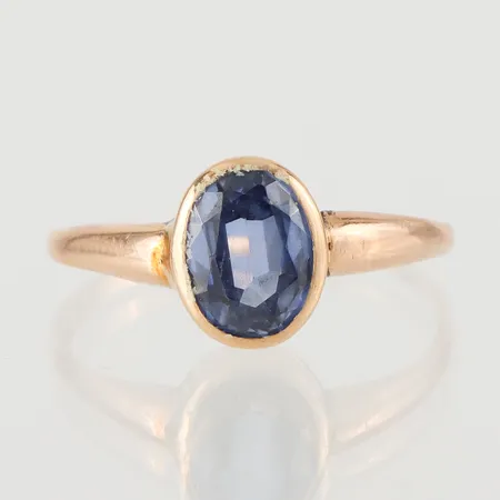 Ring med syntetisk safir, storlek 17 ¾ mm, bredd 0.66-8 mm, Petterssons Eftr Juvelerar Ab Joh Stockholm 1919, 18k. Vikt: 1,9 g