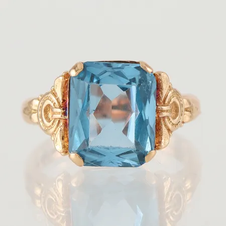 Ring med syntetisk spinell, storlek 16 ¾ mm, bredd 2.9-11.3 mm, 18k. Vikt: 5,8 g