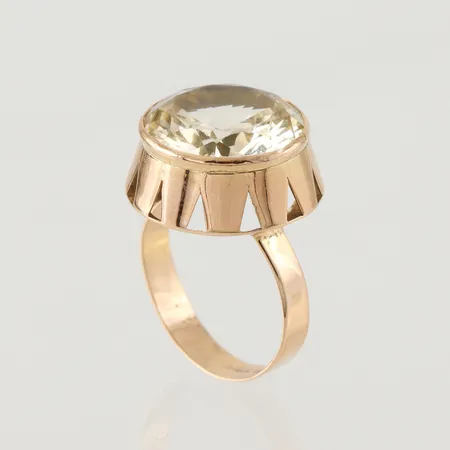 Ring med syntetisk spinell ljusgrön, City Guld Ab Sune Karlsson Köping 1972, storlek 17 ¾ mm, bredd 3.9-18 mm, 18k. Vikt: 5,6 g