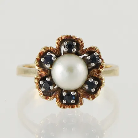 Ring med pärla och safirer, stämplad Rile, storlek 18 mm, bredd 2.9-14.4 mm, 14k. Vikt: 6,7 g