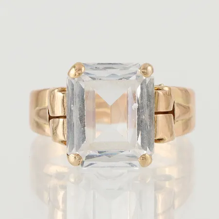Ring med syntetisk spinell, Guldsmed Wilhelm Forslund Arvika 1957, storlek 18 mm, bredd 3.4-11.9 mm, 18k. Vikt: 4,9 g