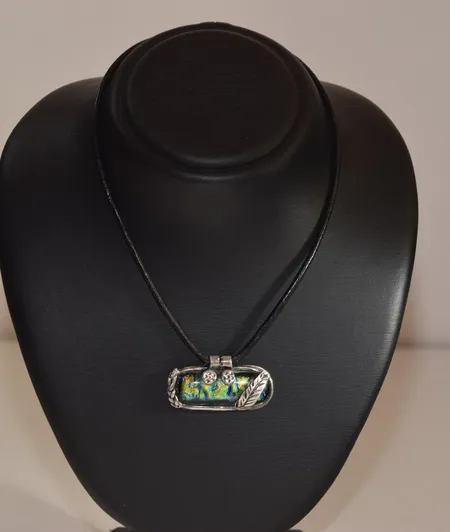Handgjord hänge glas/silver/skinn, längd  2,5 x 4,9 cm med 1 läderhalsband längd  45 cm Vikt: 0 g