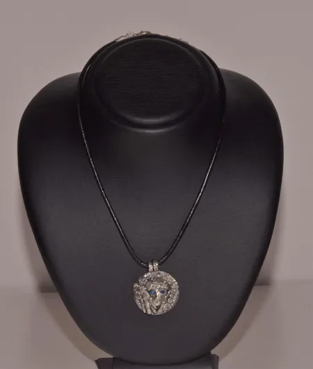 Handgjord hänge glas/silver/skinn, längd  4 x 3,5 cm med 1 läderhalsband längd  45 cm Vikt: 0 g