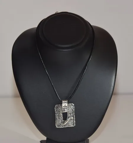Handgjord hänge silver/skinn, längd  5 x 3,5 cm med 1 läderhalsband längd 46 cm Vikt: 0 g