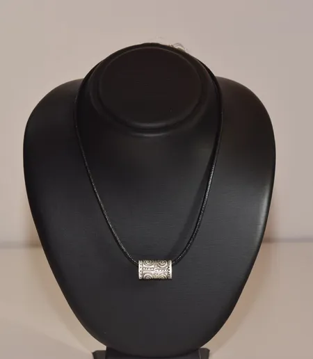 Handgjord hänge silver/skinn,  längd  1 x 2,5 cm med 1 läderhalsband längd 47 cm Vikt: 0 g