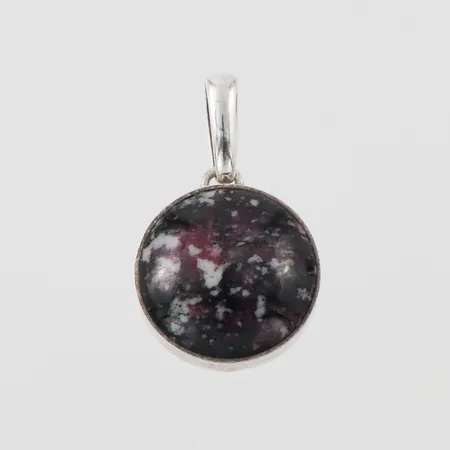 Hänge med sten troligtvis Porfyr ,Ø 19mm,  Stenlya Bengtsson & Co Komm Bol A Dalarö 1979, sterling silver Vikt: 6,4 g