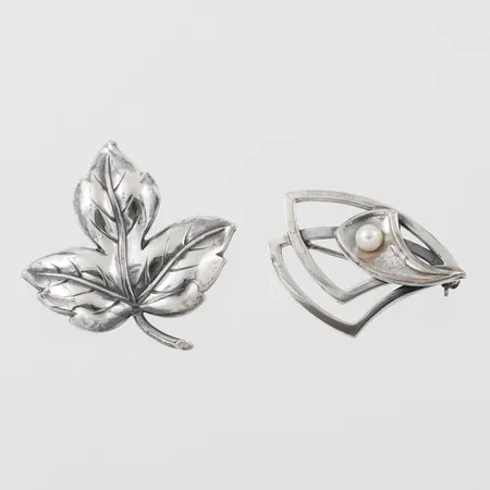 Broscher 2 st, Gustav Dahlgren & Co, längd ca 40 mm, silver. Vikt: 12,2 g