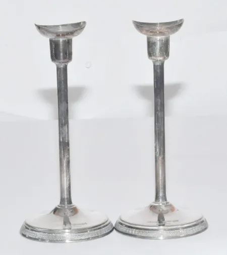 ljustakarAinar axelsson 60-tal ( 1966 )GAB   Rund fot med hög pelare uppsvängda ljusmanschetter   Runda fyllda fötter med randdekor  422,8 gr höjd 19,5cm Vikt: 422,8 g