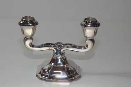 Ljusstake 228,5 gr fotens bredd 9,5 cm höjd 12 cm , silver 830 /1000 Vikt: 228,5 g