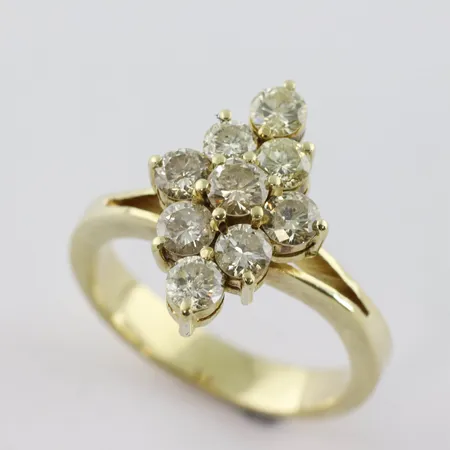 Ring  med diamanter ca 9 x 0.15ct ca cr si-p där 1st indikerar syntet, stl 17 mm, bredd skena 3,5mm, 14k  Vikt: 5 g