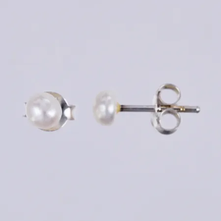 Ett par örhängen med odlade pärlor, Ø ca 4mm, 925/1000, silver Vikt: 0,3 g