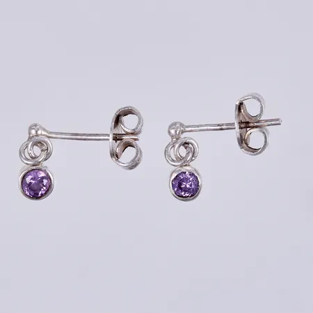 Ett par örhängen med stenar, längd ca 10mm, bredd ca 1-3mm, silver Vikt: 1,1 g