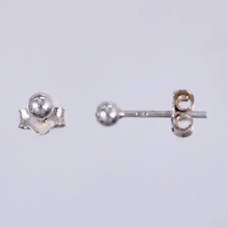 Ett par örhängen, Ø ca 2mm, 925/1000, silver Vikt: 0,4 g
