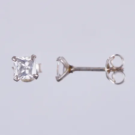 Ett par örhängen med vita stenar, Ø ca 4mm, 925/1000, silver Vikt: 0,5 g