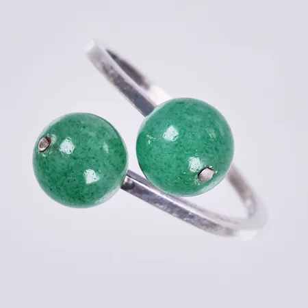Ring med gröna stenar, stl: ca 17¾, bredd: ca 1,2mm, Ø stenar ca 8mm, Saarela Arvo, år 1949, Enköping, 830/1000 silver  Vikt: 3 g