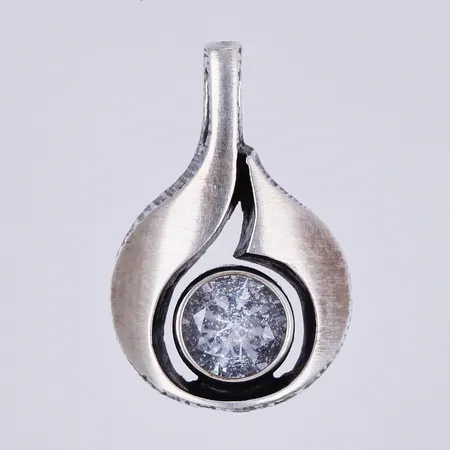 Hänge med bergskristall, Karl Laine, längd: ca 1,7cm, bredd: ca 11mm, 925/1000 silver  Vikt: 1,6 g