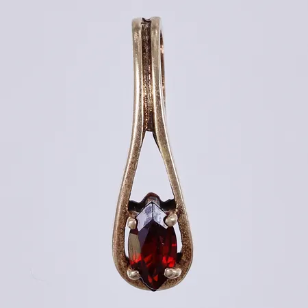 Hänge med granat, längd ca 16mm, bredd ca 2-4mm, förgyllt 835/1000 silver Vikt: 0,7 g