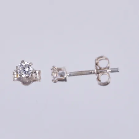 Ett par örhängen med vita stenar, Ø ca 3mm, 925/1000, silver Vikt: 0,5 g