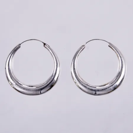 Ett par örhängen, längd ca 5cm, bredd ca 1-7mm, 925/1000 silver Vikt: 14 g