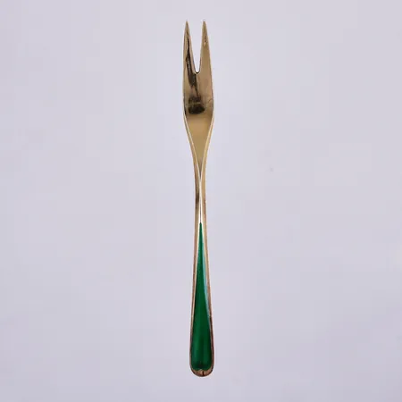 Mindre gaffel med färgad emalj längd ca 13,2cm, 925/1000, förgyllt silver Vikt: 13,1 g
