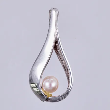 Hänge med odlad pärla, längd ca 28mm, bredd ca 15mm, 925/1000 silver Vikt: 2,7 g
